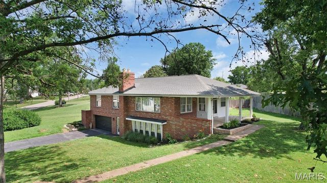 2 Sappington Acres Dr, Saint Louis, MO 63126