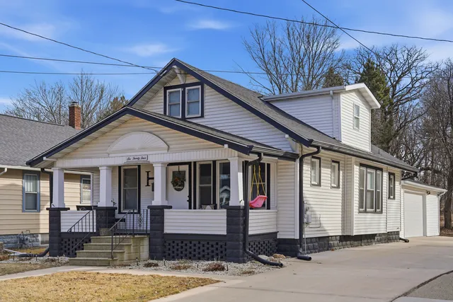 624 Palmyra St, Dixon, IL 61021