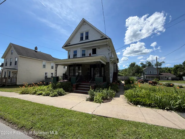 17 1/2 Belmont St, Carbondale, PA 18407