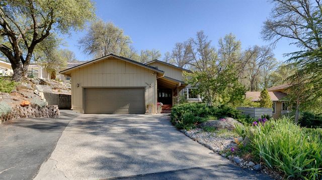12040 Torrey Pines Dr, Auburn, CA 95602