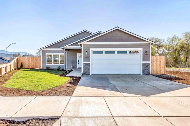 1682 Monarch Ln, Medford, OR 97504