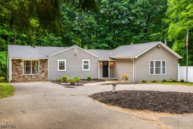 105 Drakestown Rd, Hackettstown, NJ 07840