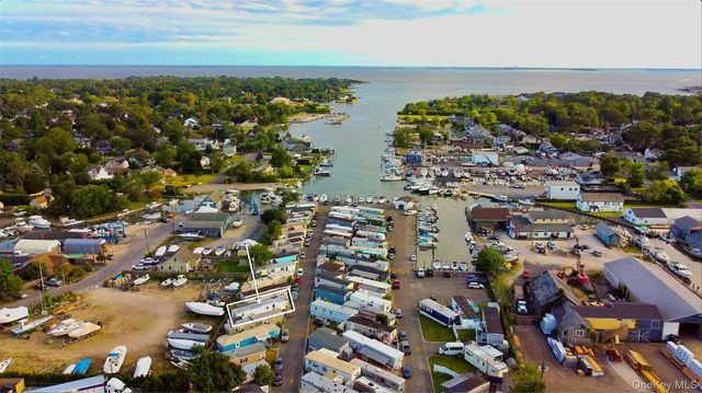 150 Main St #14, Islip, NY 11751