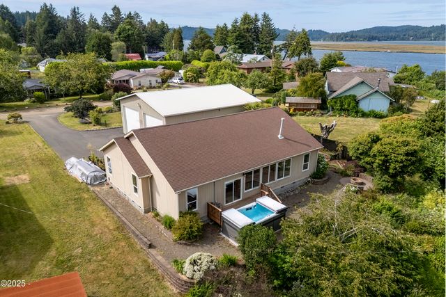 955 SE River View Ln, Waldport, OR 97394