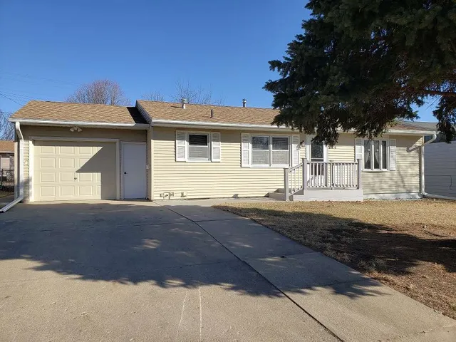 204 James Pl, Yankton, SD 57078