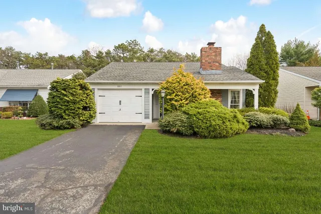 883 Westminster Dr N, Southampton, NJ 08088