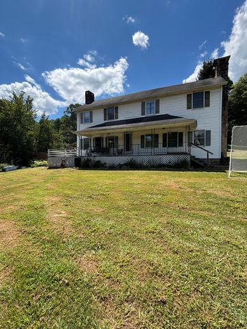 267 Rolling Meadow Rd, Mount Hope, WV 25880
