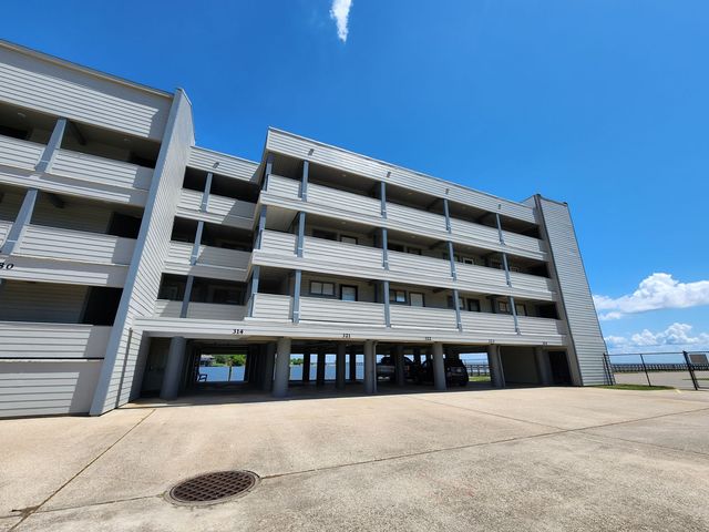 580 Pleasure Island Blvd #223, Pt Arthur, TX 77640