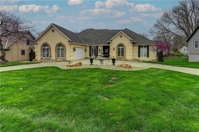2408 NW Valley View Dr, Lees Summit, MO 64081