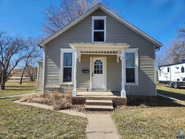 325 N  Lee Ave, Madison, SD 57042
