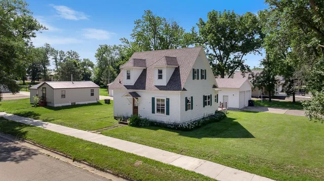 307 W  Garfield St, Hendricks, MN 56136