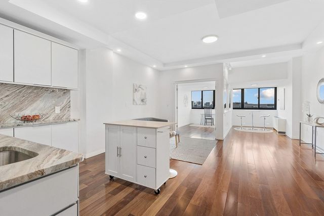 2 Hawthorne Pl #17C, Boston, MA 02114