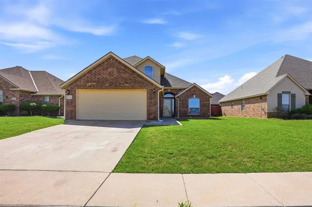 2405 SW Oxford Dr, Lawton, OK 73505