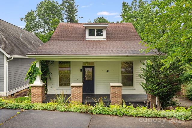41 Town Cir, Flat Rock, NC 28731