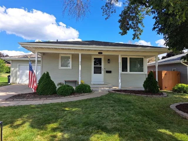 2401 Victoria Dr SW, Cedar Rapids, IA 52404