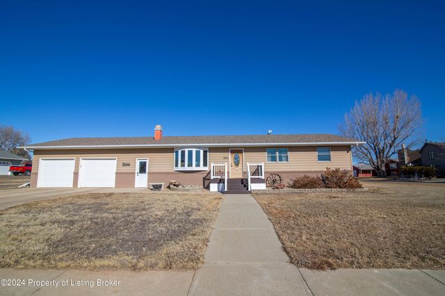 902 1st St NW, Bowman, ND 58623