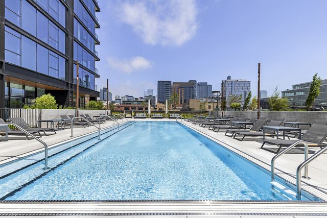 225 N  Elizabeth St #802, Chicago, IL 60607