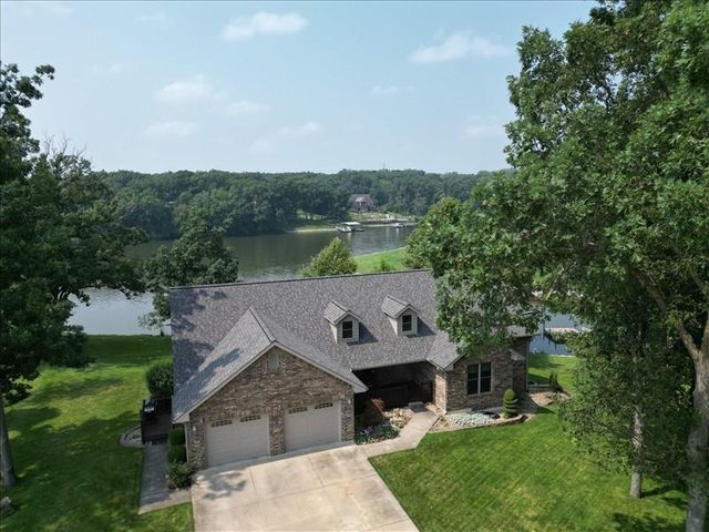 1402 Sunrise Pointe, Macon, MO 63552