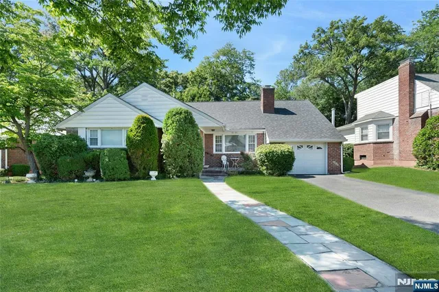 10-01 Plymouth Dr, Fair Lawn, NJ 07410