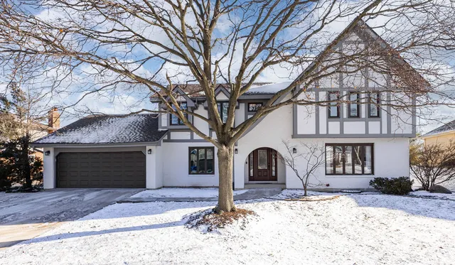 6209 Sleepy Hollow Ln, Lisle, IL 60532