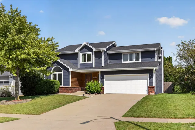 1221 64th St, West Des Moines, IA 50266