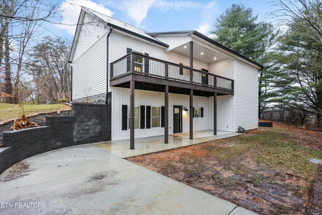 136 Log Ln, Jacksboro, TN 37757