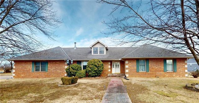 2004 N  Lynn St, Nevada, MO 64772