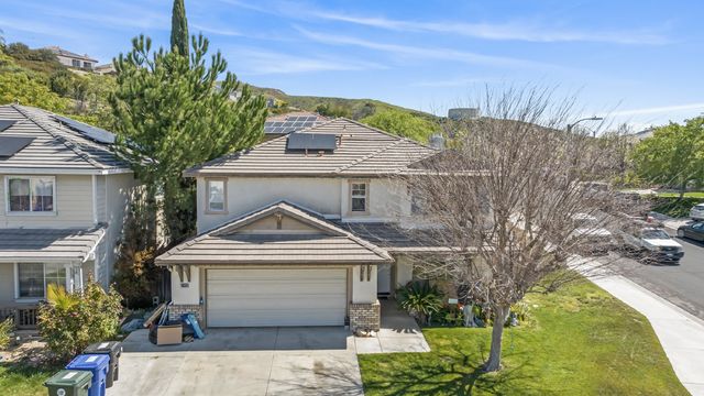 28504 Old Coach Ct, Saugus, CA 91390