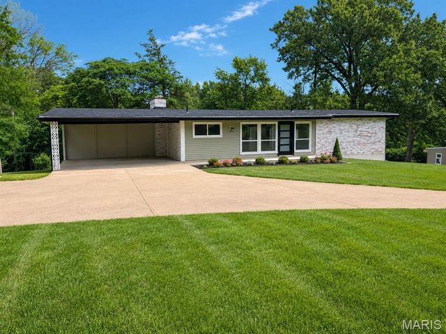 2431 Trossock Ln, Saint Louis, MO 63122