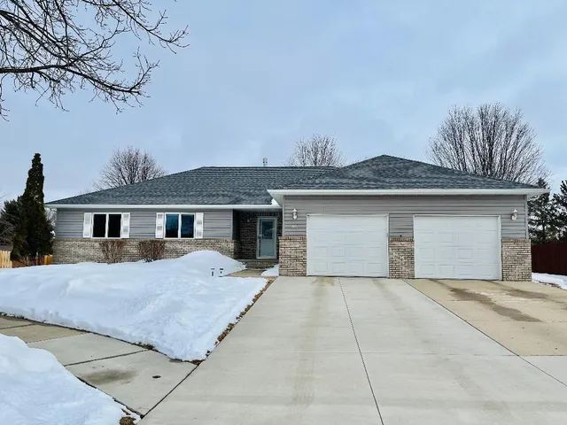 1017 Oakwood Cir, Brookings, SD 57006