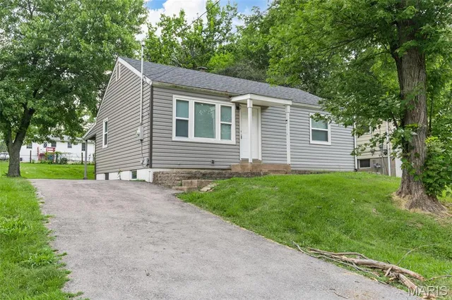 36 Bascom Dr, Saint Louis, MO 63135