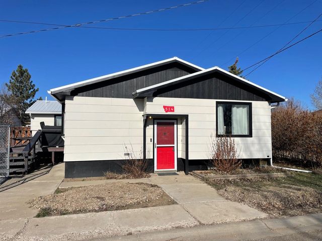 514 3rd St W, Chester, MT 59522