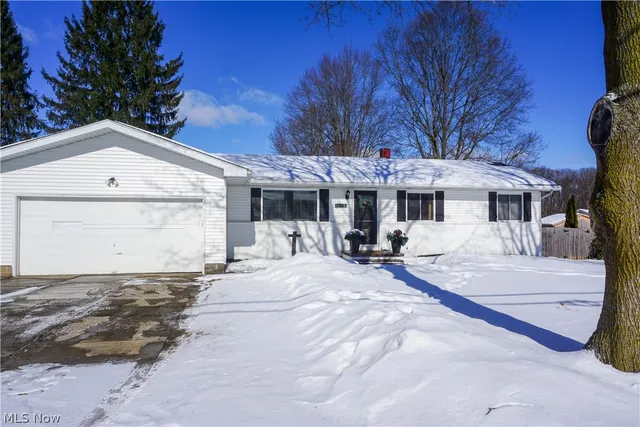 2887 Greenridge Rd, Barberton, OH 44203