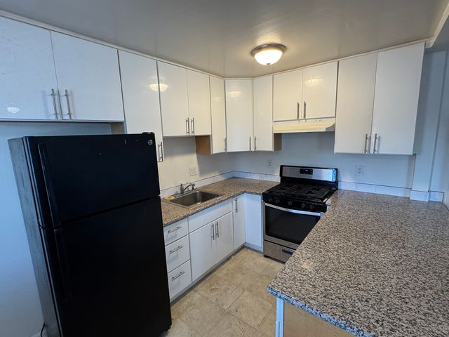 2727 E  17th St, Oakland, CA 94601