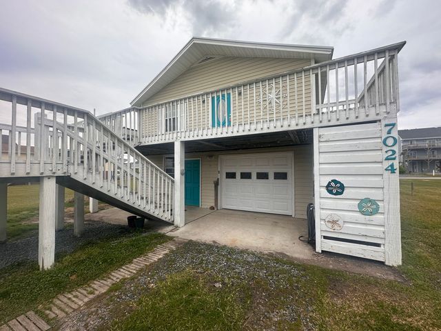 7024 7th St, Surf City, NC 28445