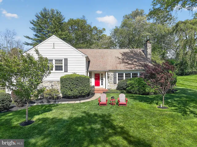 135 Clover Hill Ln, Wayne, PA 19087