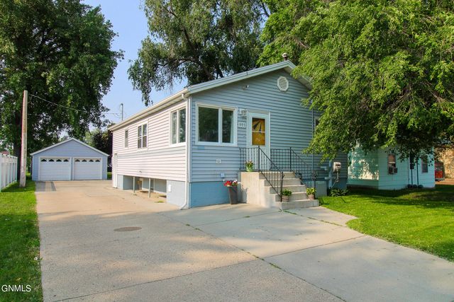 905 Lincoln Ave, Bismarck, ND 58504