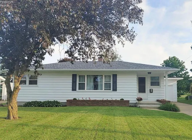 124 Sunset Dr, Bellevue, OH 44811