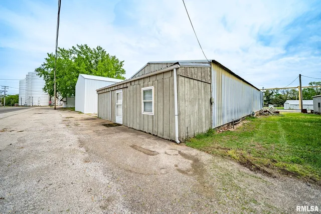 3 S  Main St, Forest City, IL 61532