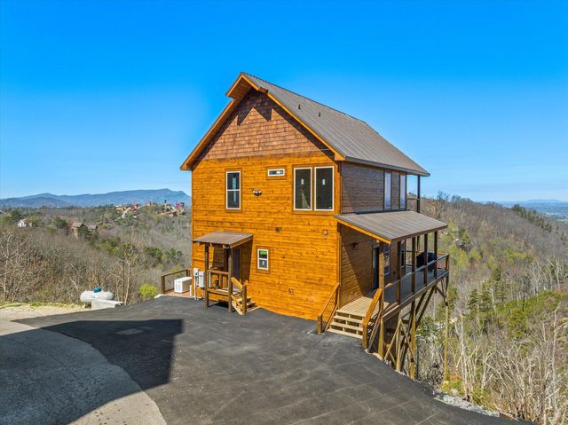 2111 Paradise View Way, Sevierville, TN 37876