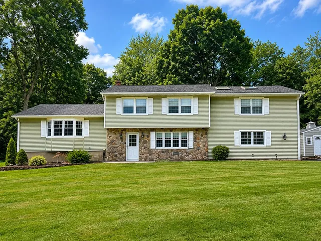 4 Cornell Dr, Succasunna, NJ 07876