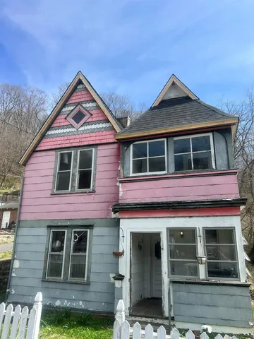 108 Renova St, Bramwell, WV 24715
