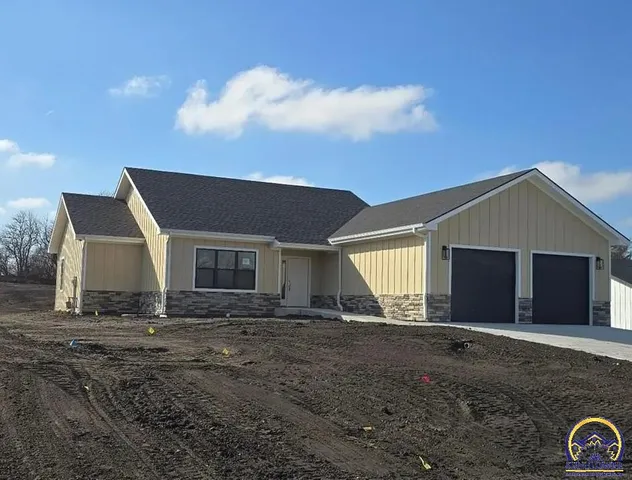 1003 George Ct, Effingham, KS 66023
