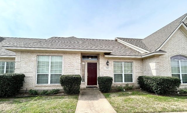 306 Fraternity Row, College Station, TX 77845