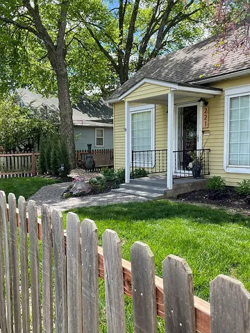 221 S  Walnut St, Olathe, KS 66061