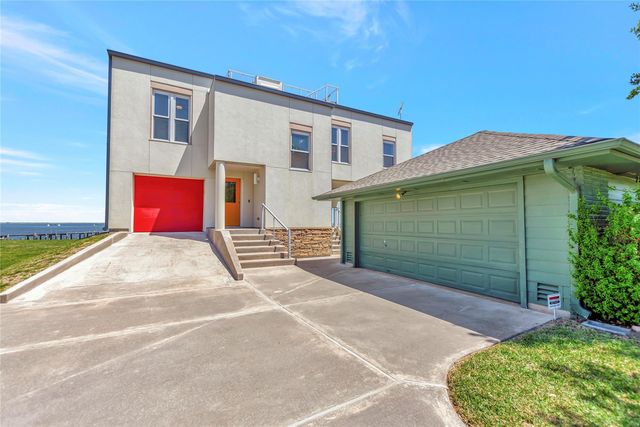 208 Bay Colony Dr, La Porte, TX 77571