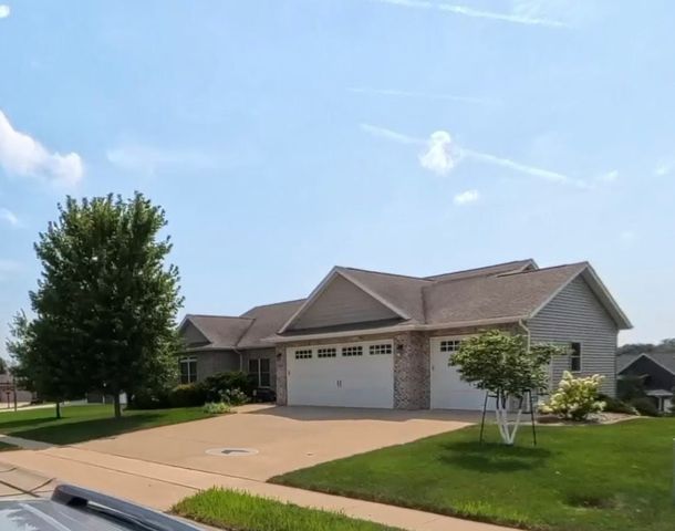 1707 Cobblestone Dr, De Witt, IA 52742