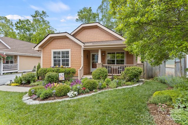 40 Avonlea Ln, Flat Rock, NC 28731