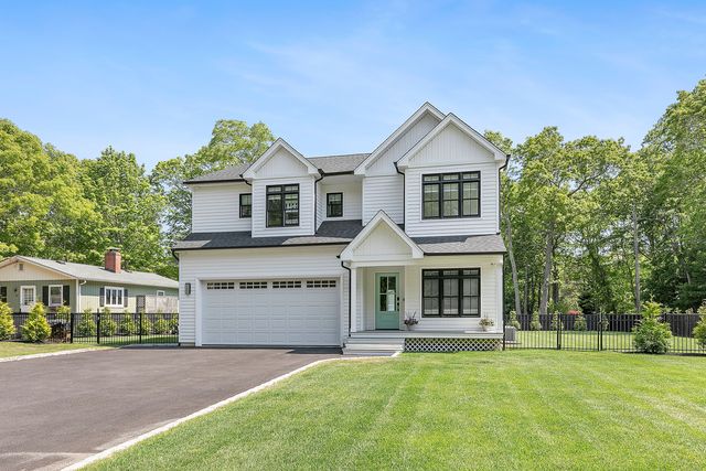 55 Squires Ave, East Quogue, NY 11942