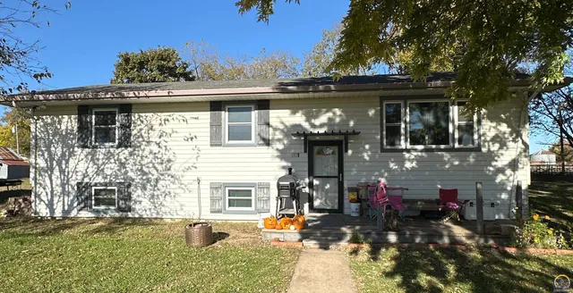 111 Maple St, Eskridge, KS 66423